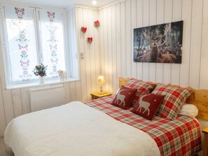 2 bedrooms, iron/ironing board, WiFi