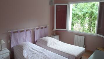 3 slaapkamers, een strijkplank/strijkijzer, reisbedje, gratis wifi