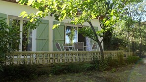 Outdoor dining - Gîte La Salsepareille 6-person house near Pézenas with garden and air conditioning (Caux)