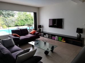 TV, books, stereo - beautiful modern villa with heated pool near: sea, golf, tennis and shops (Anglet)