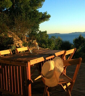 Outdoor dining - Sumptuous villa, comfortable, close to all amenities and beaches (Rayol-Canadel-Sur-Mer)