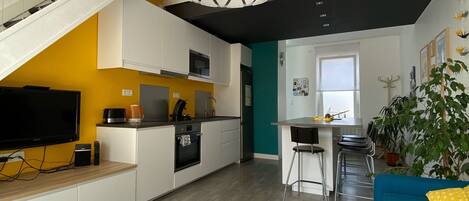 Télévision, livres, chaîne hi-fi