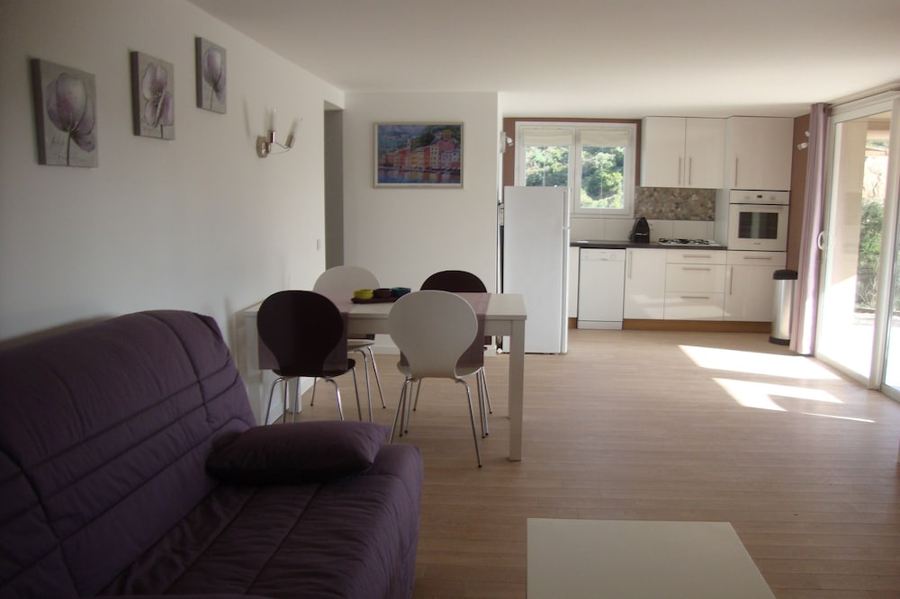 APARTMENT 2KMS FROM THE BEACH IN A PRIVATE AREA
