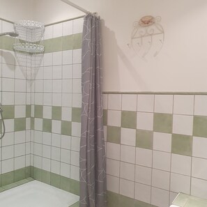 Kombination af bruser/badekar, hårtørrer, Sæbe, Toiletpapir