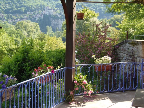 Property grounds - BEAUTIFUL QUERCYNOISE RESIDENCE with breathtaking views of the Lot and St Cirq Lapopie (Tour-De-Faure)