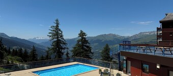 ARCS 1800 RUITOR 4 hlö uima-allas kesällä ja peitetty pysäköinti lisävarusteena