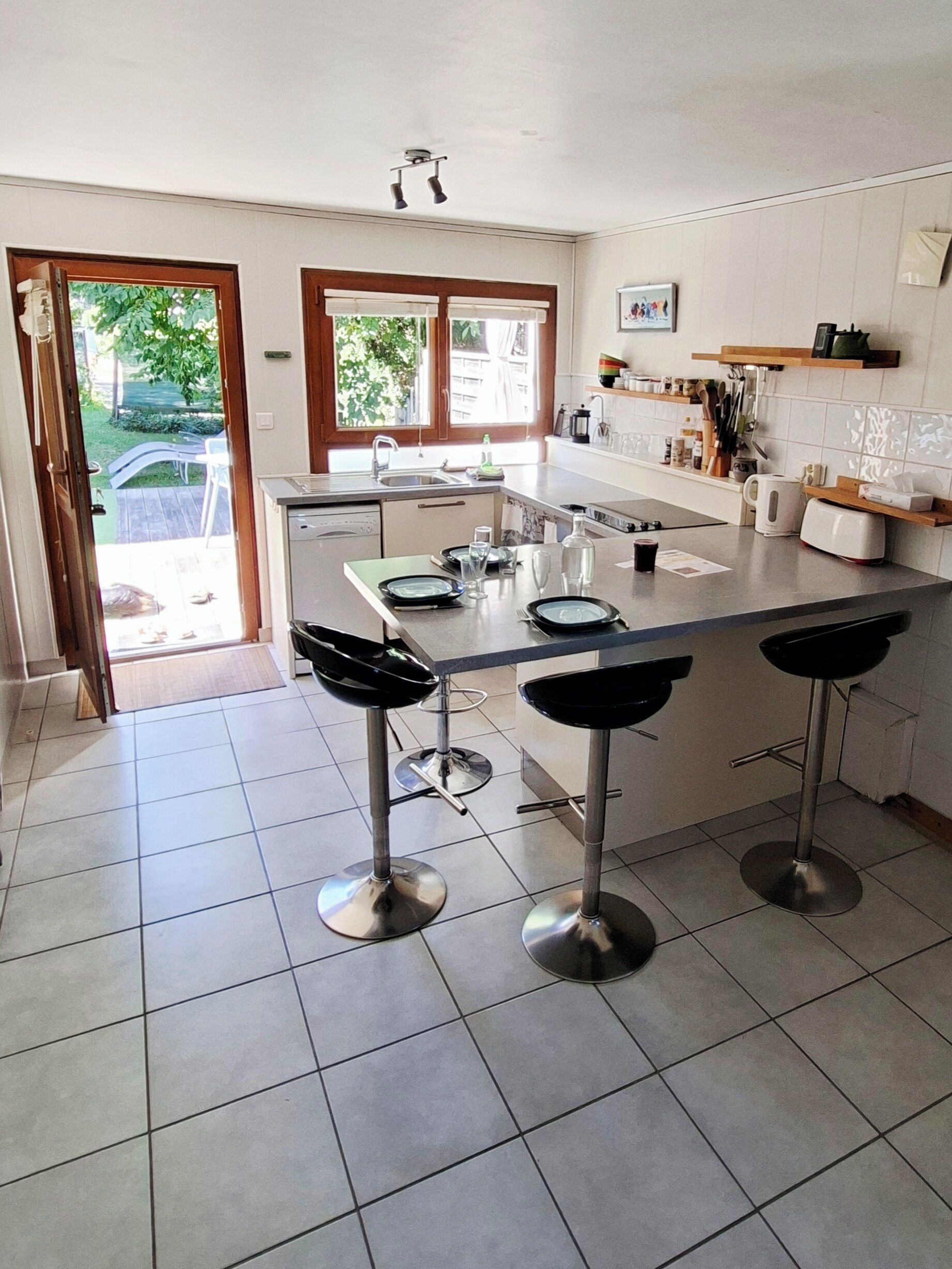 Cuisine et bar donnant sur la terrasse 