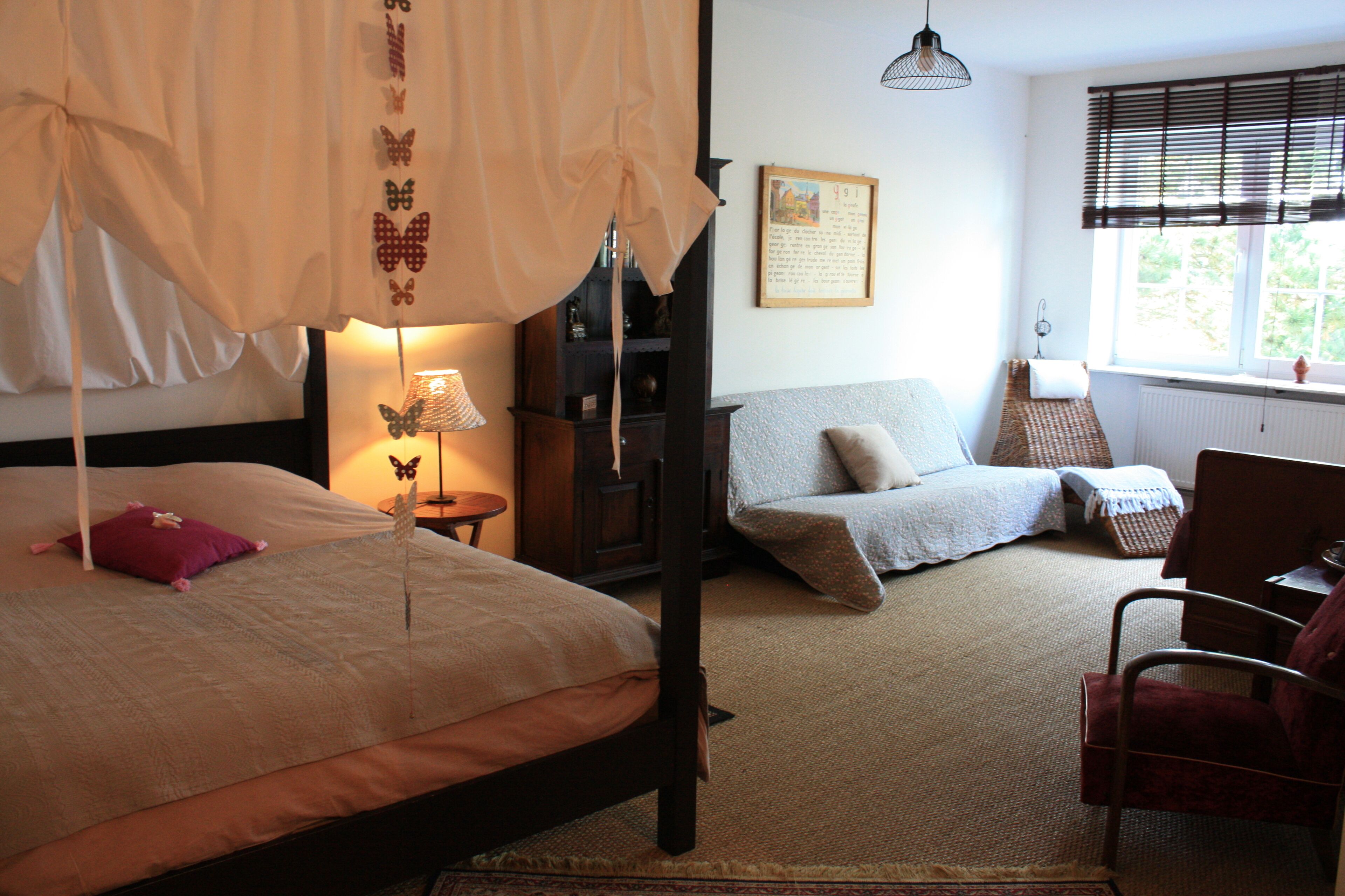 6 bedrooms, desk, iron/ironing board, travel cot