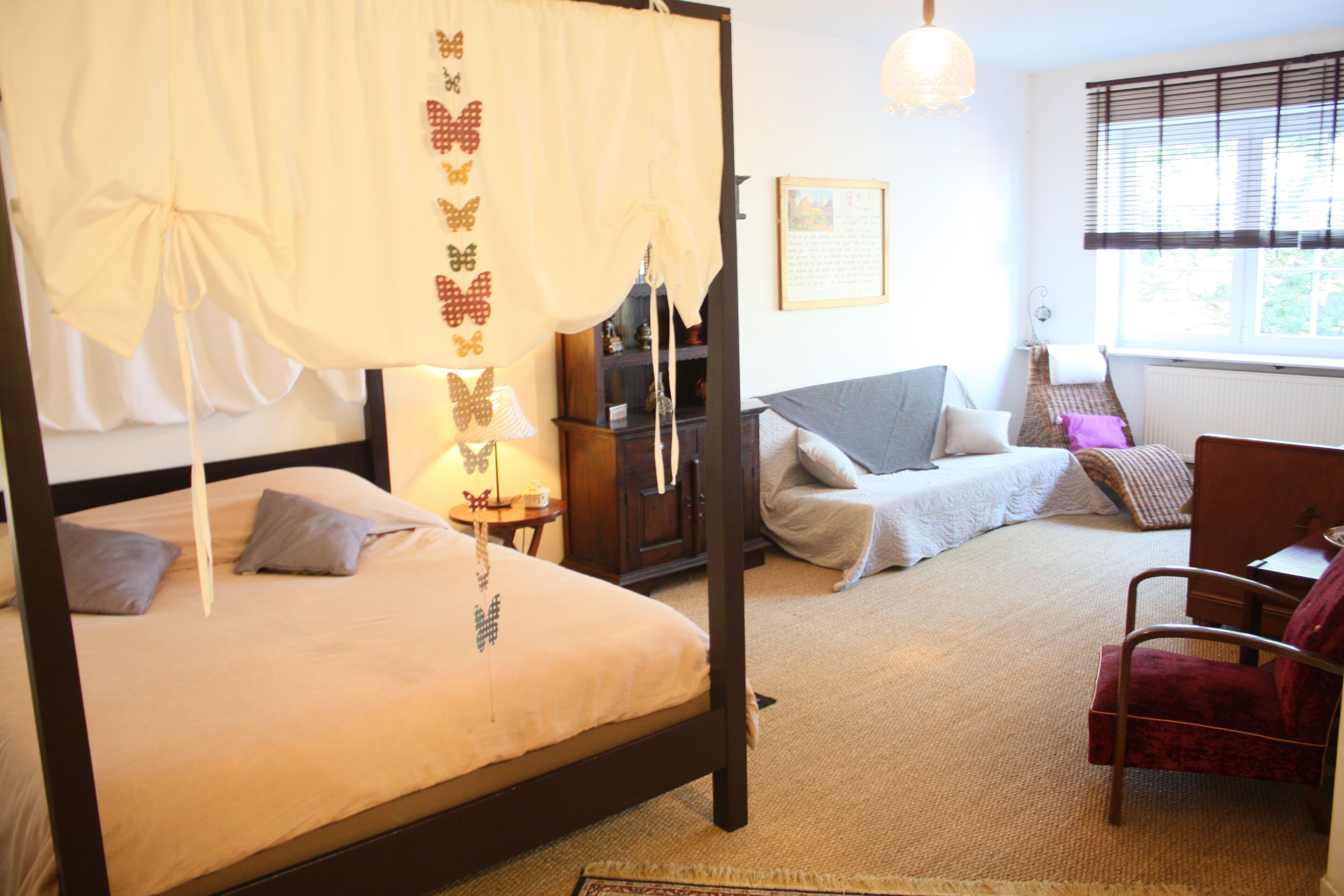 6 bedrooms, desk, iron/ironing board, travel cot