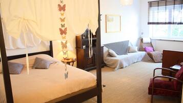 6 slaapkamers, een bureau, een strijkplank/strijkijzer, reisbedje