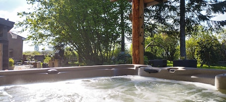 Outdoor spa tub. Cottage Les 2 Granges 15 people