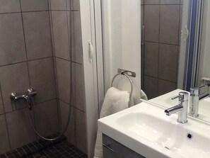 Dusj, hårføner, håndklær og toalettpapir