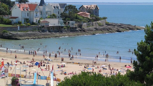 A beach with a swimming pool, umbrellas, and beachgoers. - Comfortable, quiet "CôtéPlage" gîte-Covered terrace-Garden  (Vaux-Sur-Mer)