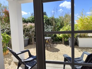 Terrace/patio - Comfortable, quiet "CôtéPlage" gîte-Covered terrace-Garden (Vaux-Sur-Mer)