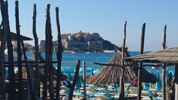 Outdoor dining - T3 new air-conditioned, Calvi 150m from the beach, cleaning, sheets & parking included (Calvi)