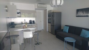 Interior - T3 new air-conditioned, Calvi 150m from the beach, cleaning, sheets & parking included (Calvi)