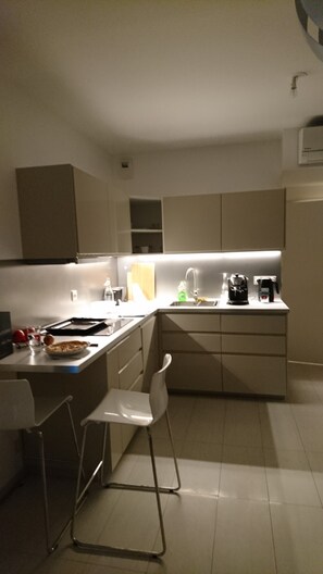Een koelkast, een magnetron, een oven, een kookplaat