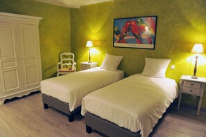 2 Schlafzimmer, Schreibtisch, Bügeleisen/Bügelbrett, Reisekinderbett