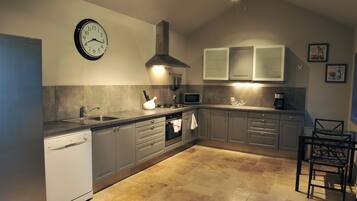 Een koelkast, een microgolfoven, een oven, een kookplaat