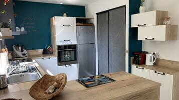 Een koelkast, een microgolfoven, een oven, een kookplaat