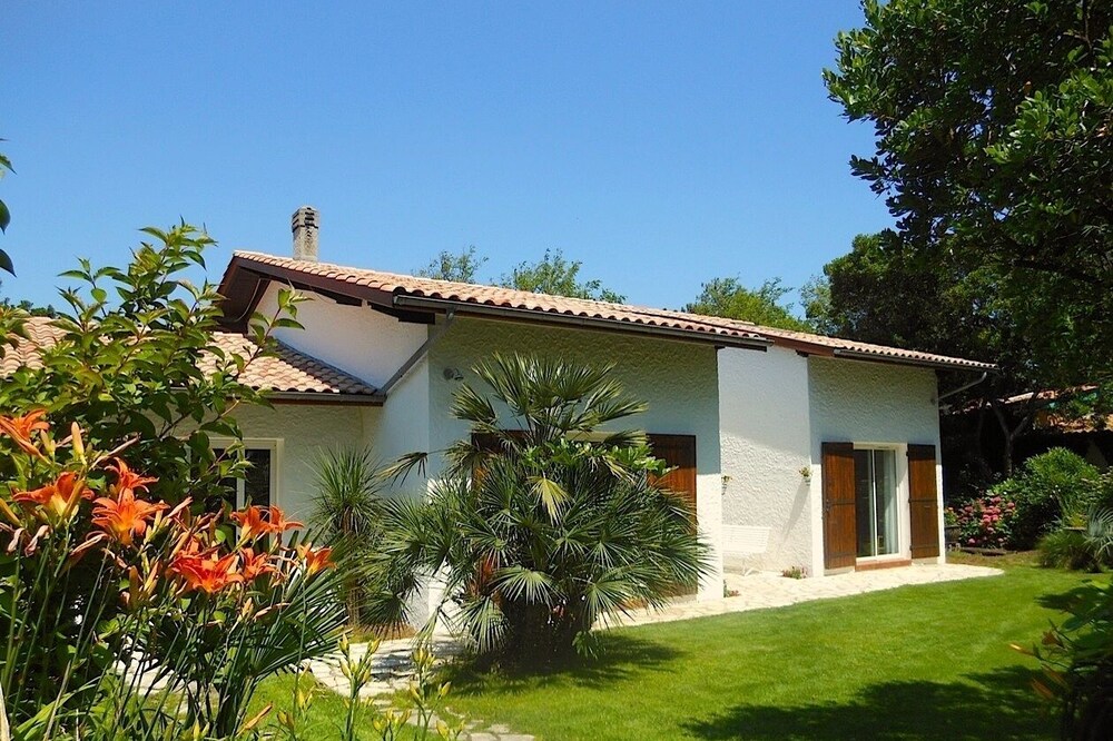 Dom Tom villa is less than 300m from beach in quiet district of Lacanau ocean