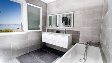 Ensemble douche/baignoire, sĂšche-cheveux, serviettes fournies