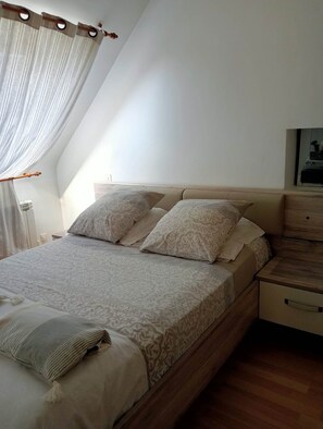 2 bedrooms, iron/ironing board, travel crib, free WiFi - Charming country house  (Mégrit)