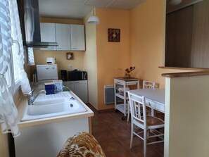 Fridge, microwave, oven, stovetop - Single-story house with garden, pets on request, near the beach (L'Aiguillon-sur-Mer)