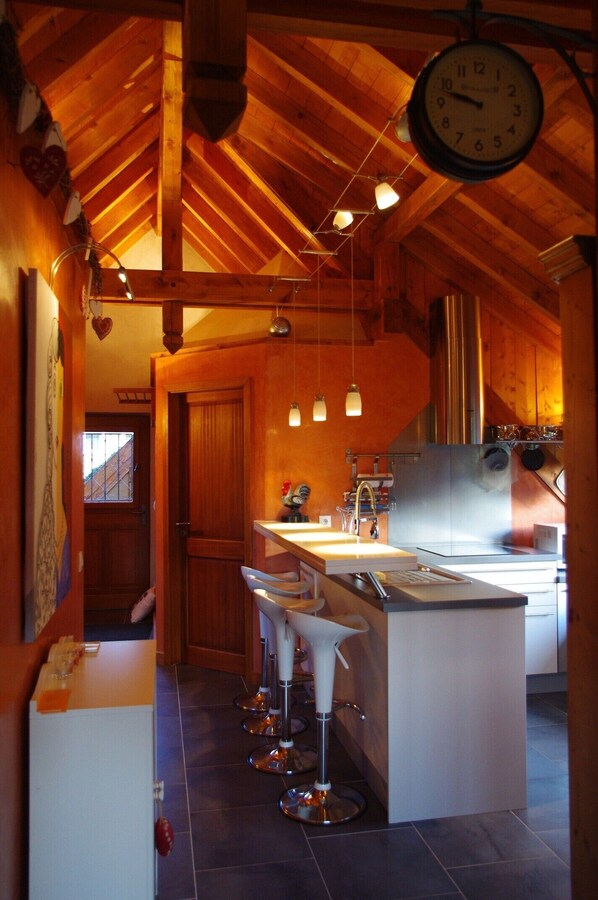 Réfrigérateur, four à micro-ondes, un four, surface de cuisson