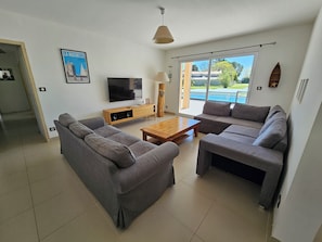 Smart TV, DVD player, table tennis, books