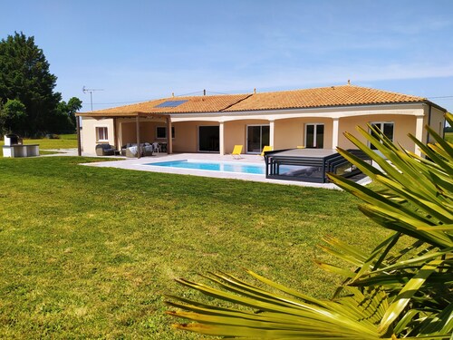 SPACIOUS HOUSE IN PEACE WITH POOL