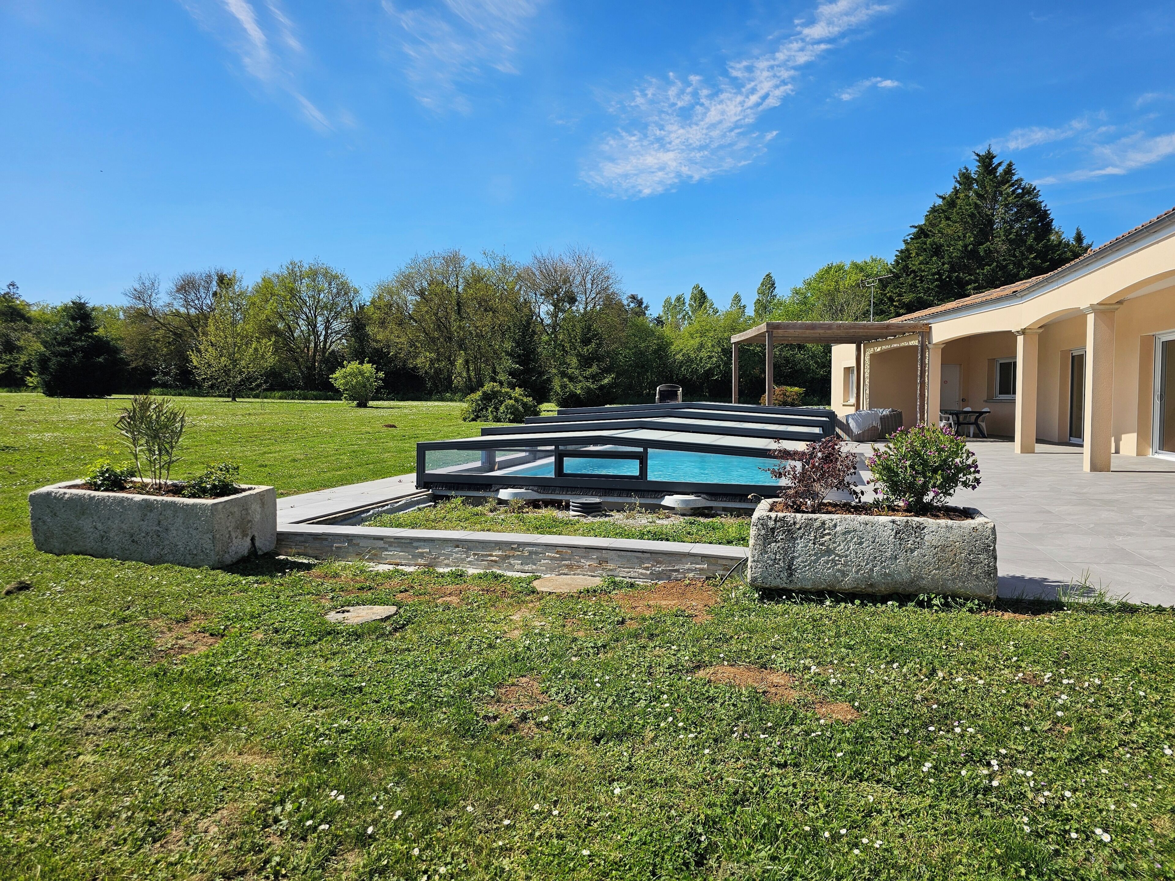 Een buitenzwembad, een verwarmd zwembad