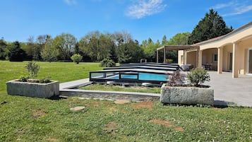 Een buitenzwembad, een verwarmd zwembad