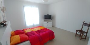 4 bedrooms, iron/ironing board, free WiFi, bed sheets