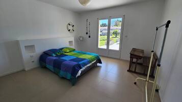 4 bedrooms, iron/ironing board, free WiFi, bed sheets