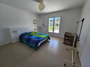 4 bedrooms, iron/ironing board, free WiFi, bed sheets