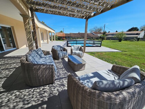 SPACIOUS HOUSE IN PEACE WITH POOL