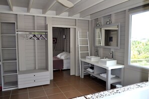 4 bedrooms, in-room safe, desk, iron/ironing board