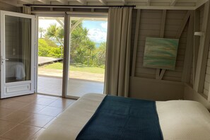 4 عدّة غرف نوم وخزنة داخل الغرفة ومكتب ومكواة/لوح كي