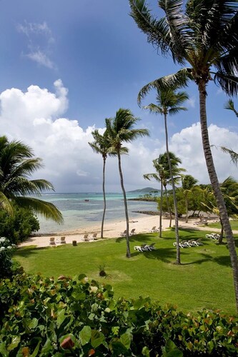  VILLA DE PRESTIGE A CAP EST VUE PANORAMIQUE SUR LE LAGON &LES ILETS DU FRANÇOIS