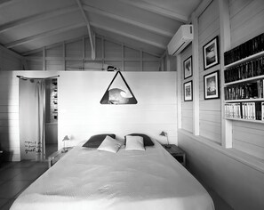 4 chambres, coffre-fort, bureau, fer et planche à repasser