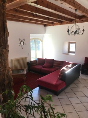 Fernseher, Videospiele, DVD-Player, Tischfußball