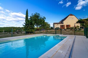 حمّام سباحة خارجي، حمّام سباحة مُدفَّأ