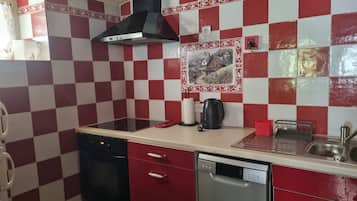 Frigorífico, microondas, horno y placa de cocina