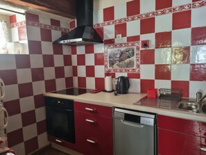 Geladeira, micro-ondas, fogão, cooktop