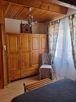 2 habitaciones, tabla de planchar con plancha y cuna de viaje