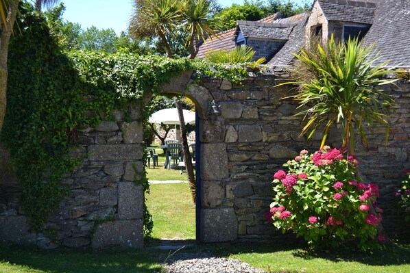 Property grounds - renovated farmhouse .au quiet .. 1mn 3mn the town beaches (Plestin-Les-Grèves)