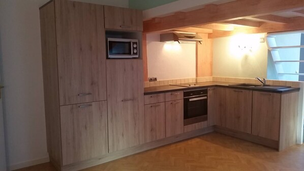 Kühlschrank, Mikrowelle, Ofen, Herdplatte