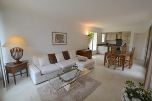 TV, DVD-spiller, bøker og musikkbibliotek