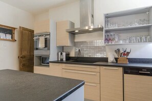 Private kitchen - Charming cottage Le Clos Michel 14 people swimming pool (Briord)